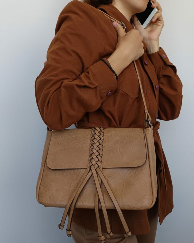 Bolso de polipiel marrón claro con adorno trenza y flecos