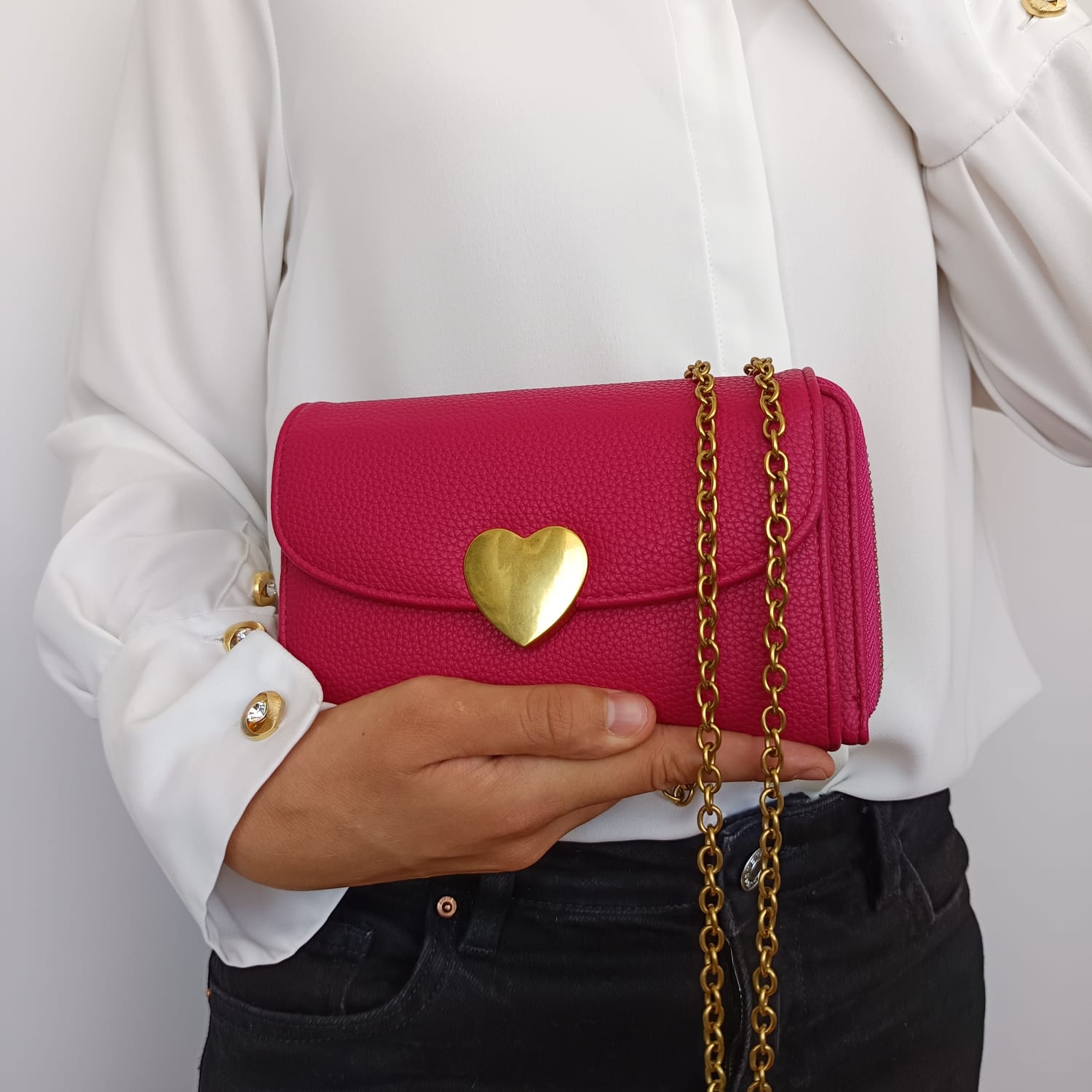 Bolso de polipiel fucsia con broche de corazón y cadena dorada - Imagen 7