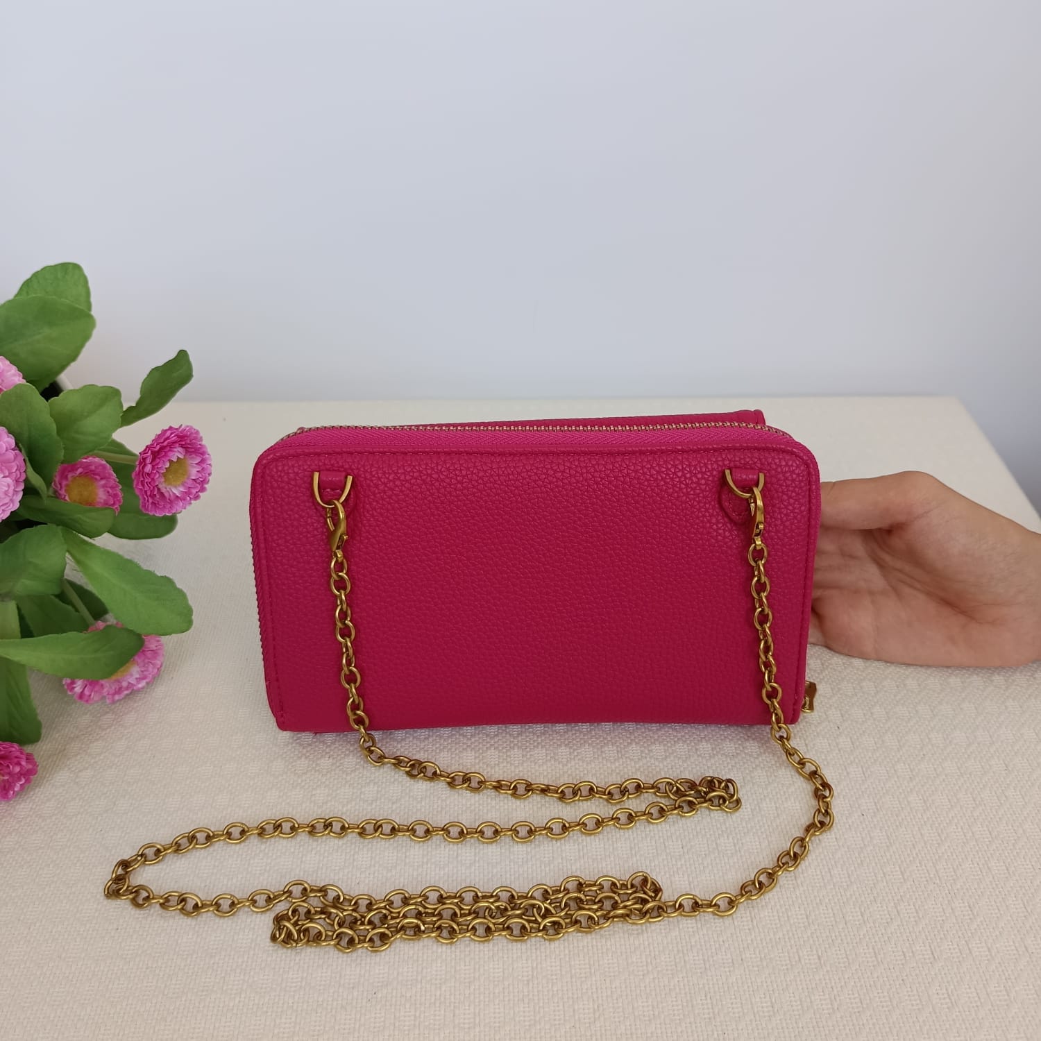 Bolso de polipiel fucsia con broche de corazón y cadena dorada - Imagen 5