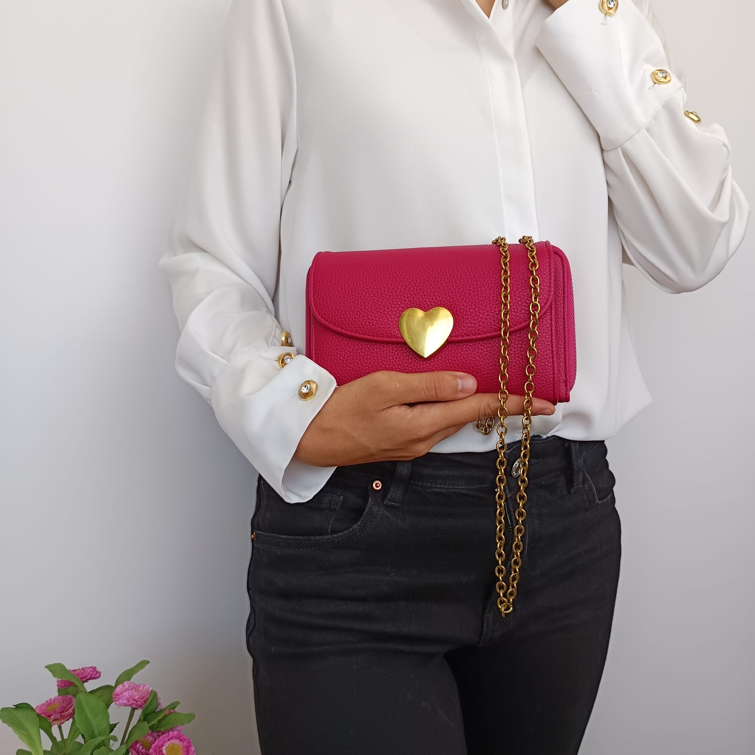 Bolso de polipiel fucsia con broche de corazón y cadena dorada - Imagen 8