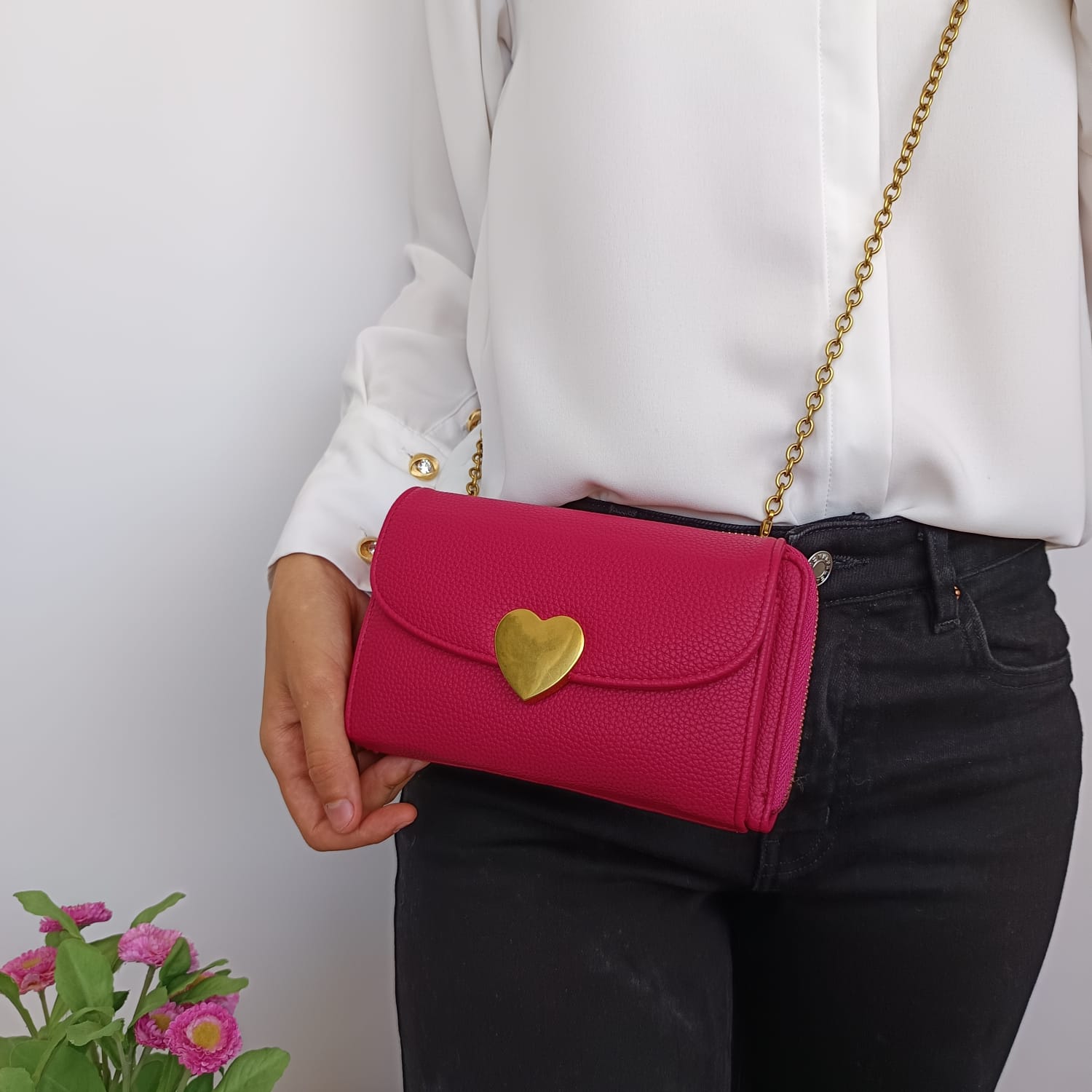 Bolso de polipiel fucsia con broche de corazón y cadena dorada