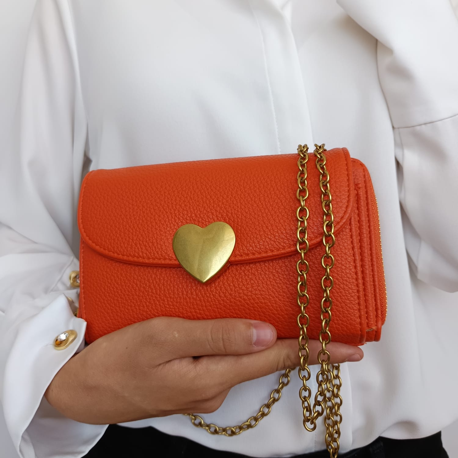 Bolso de polipiel naranja con broche dorado en la solapa y tarjetero - Imagen 9