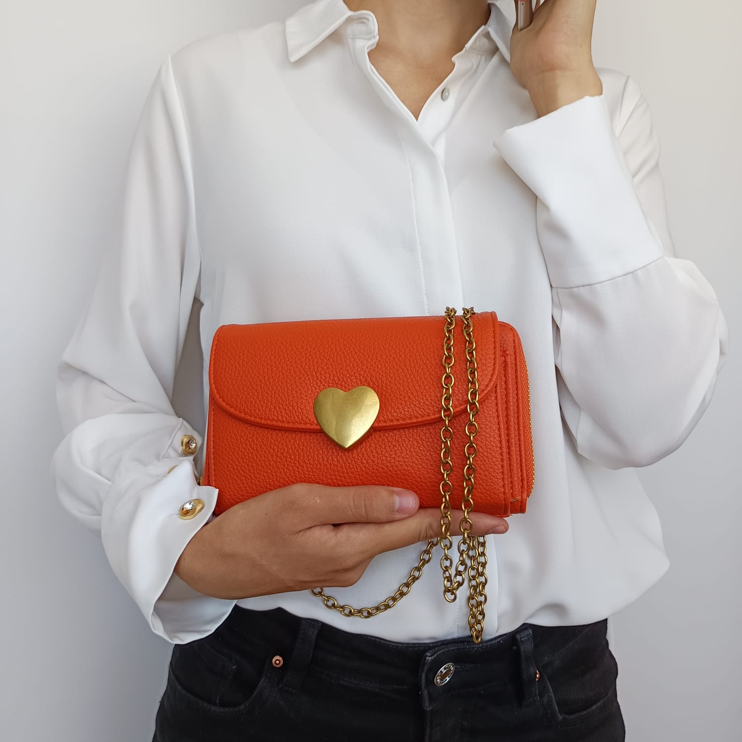 Bolso de polipiel naranja con broche dorado en la solapa y tarjetero - Imagen 8