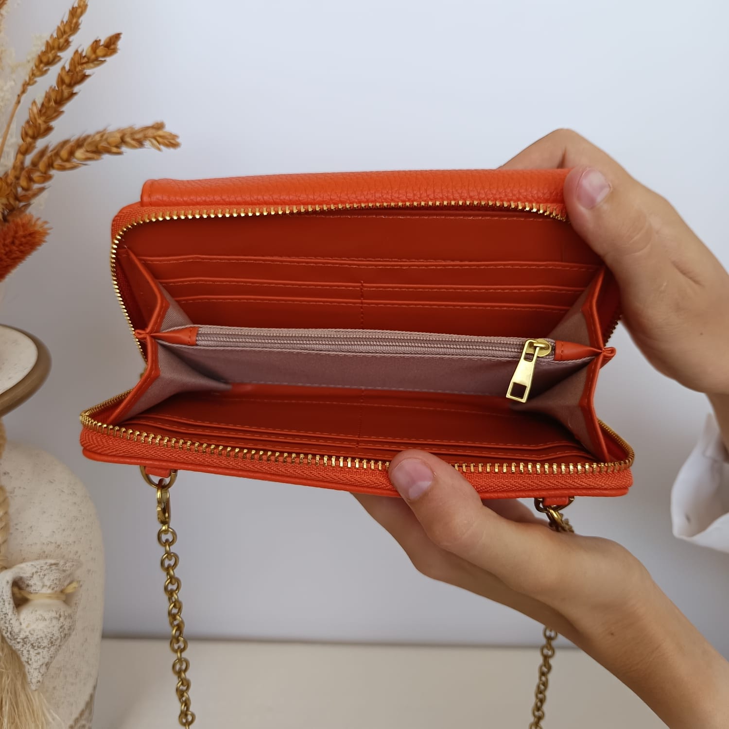 Bolso de polipiel naranja con broche dorado en la solapa y tarjetero - Imagen 3