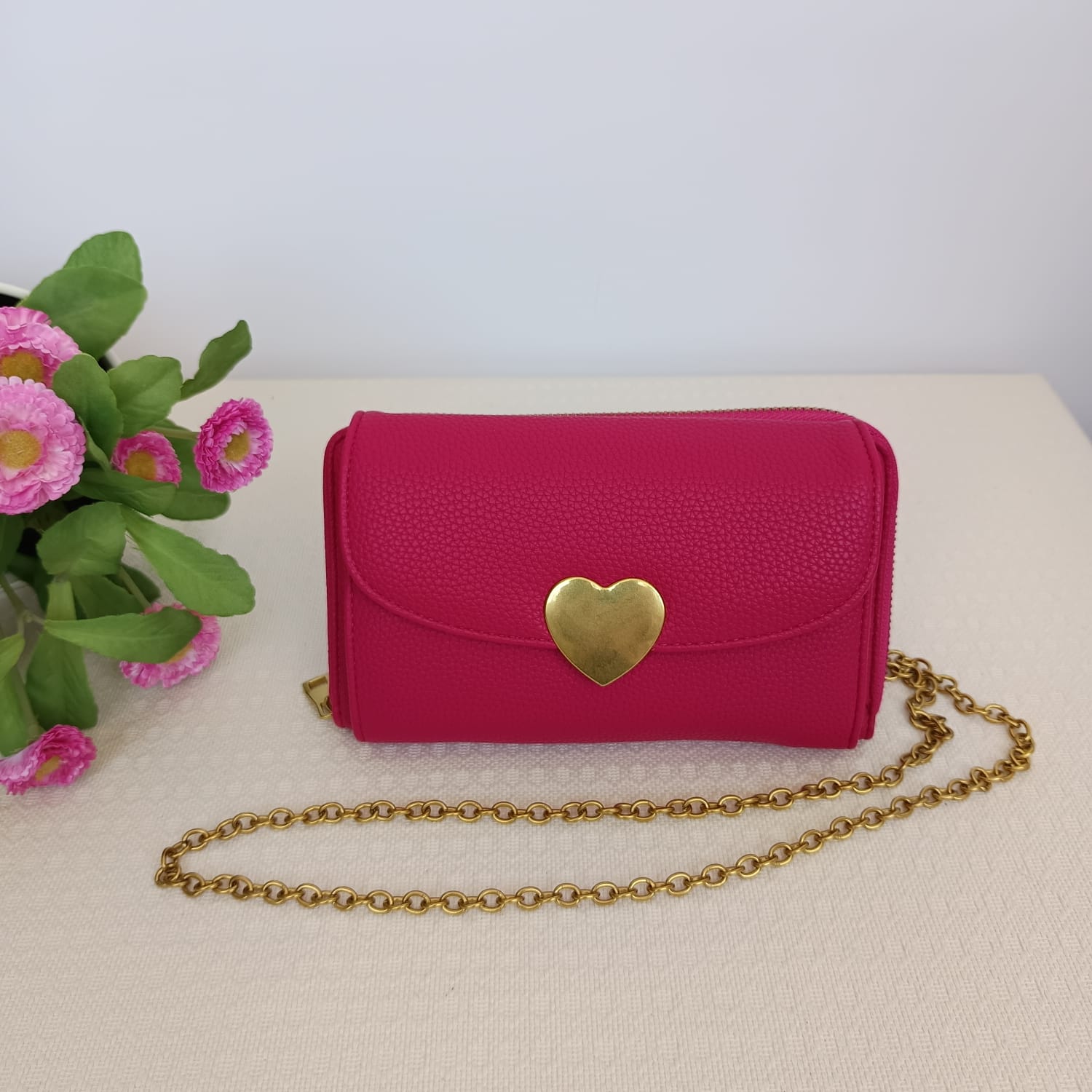 Bolso de polipiel fucsia con broche de corazón y cadena dorada - Imagen 6