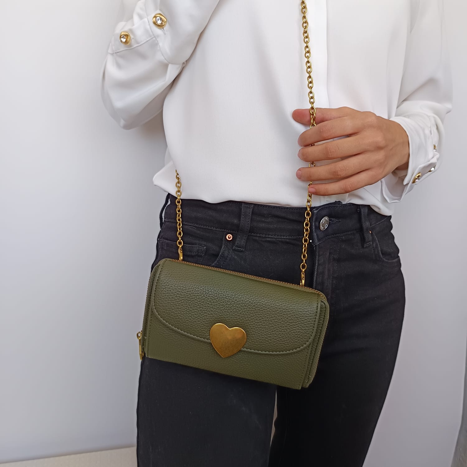 Bolso de polipiel verde oliva con cadena dorada y tarjetero interior - Imagen 9