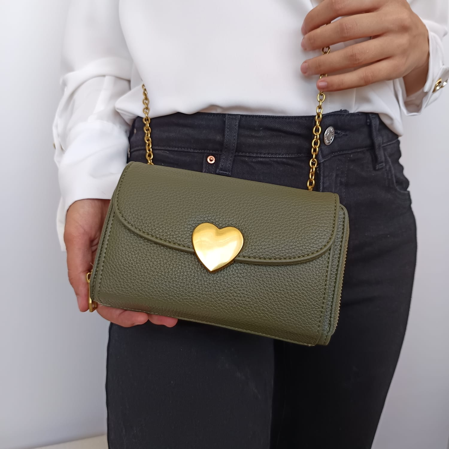 Bolso de polipiel verde oliva con cadena dorada y tarjetero interior