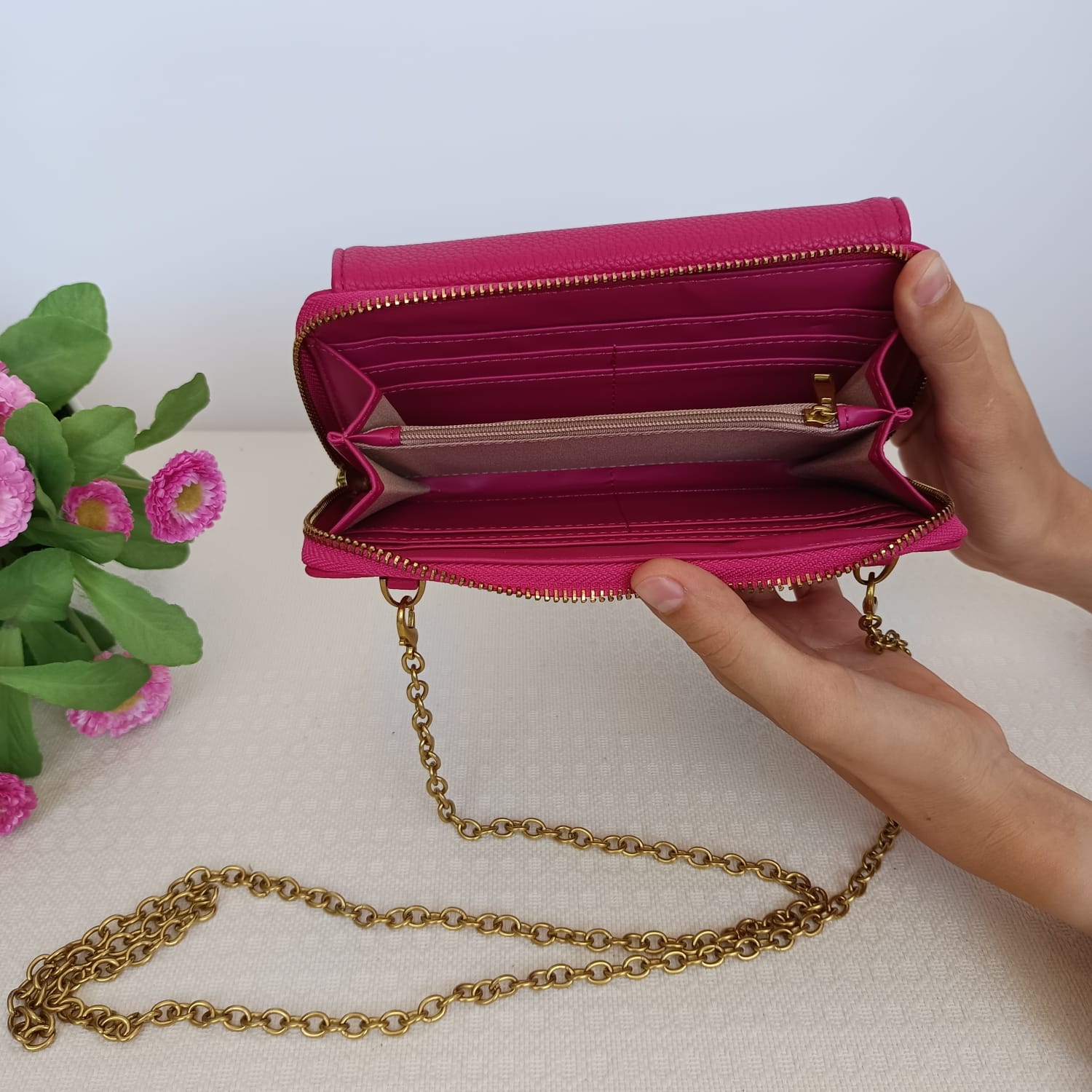 Bolso de polipiel fucsia con broche de corazón y cadena dorada - Imagen 9