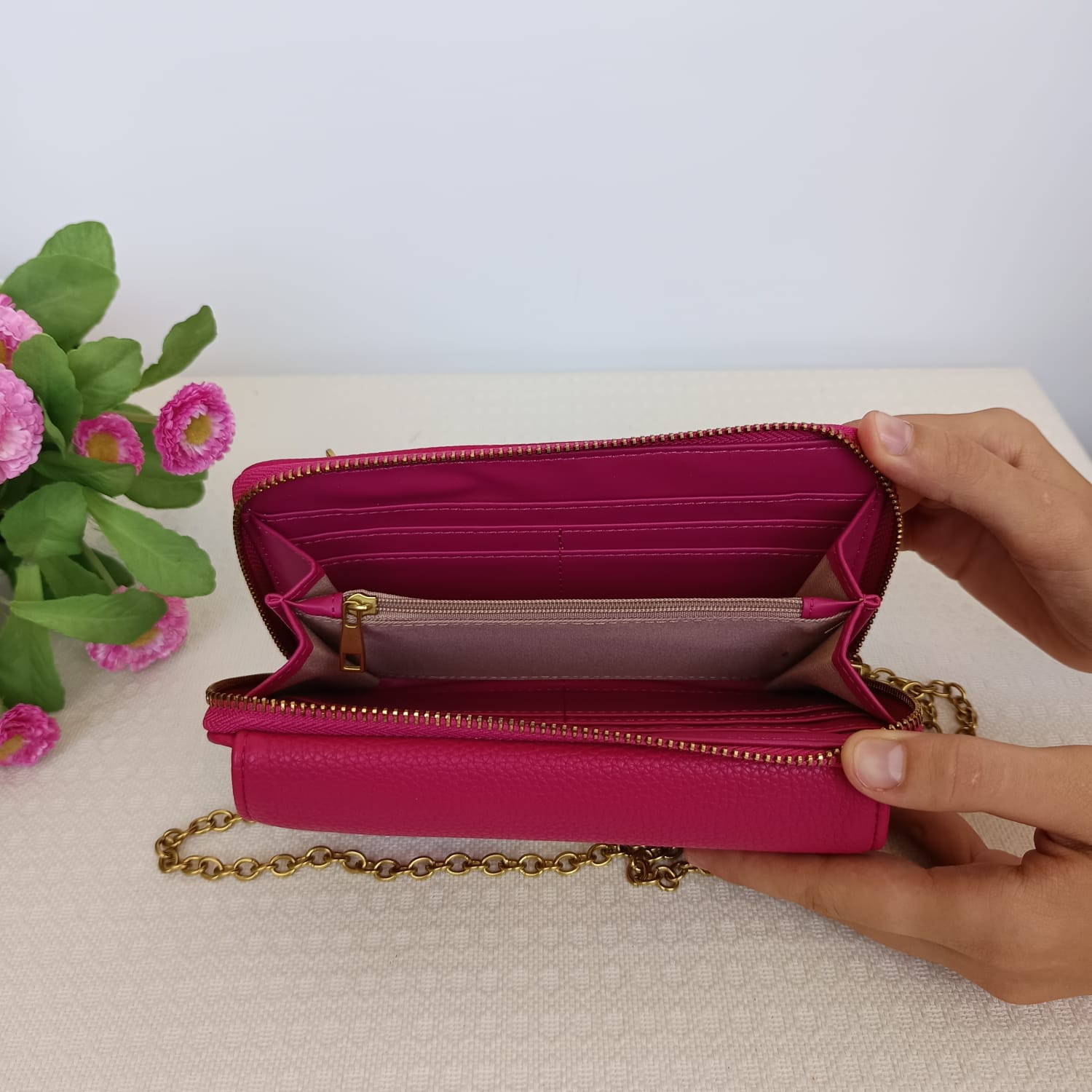 Bolso de polipiel fucsia con broche de corazón y cadena dorada - Imagen 3