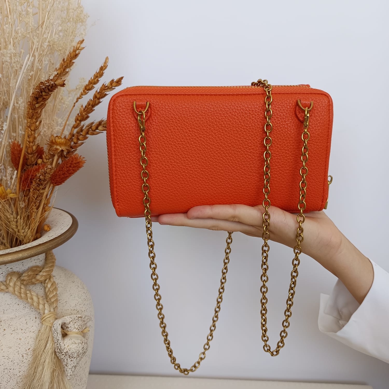 Bolso de polipiel naranja con broche dorado en la solapa y tarjetero - Imagen 5