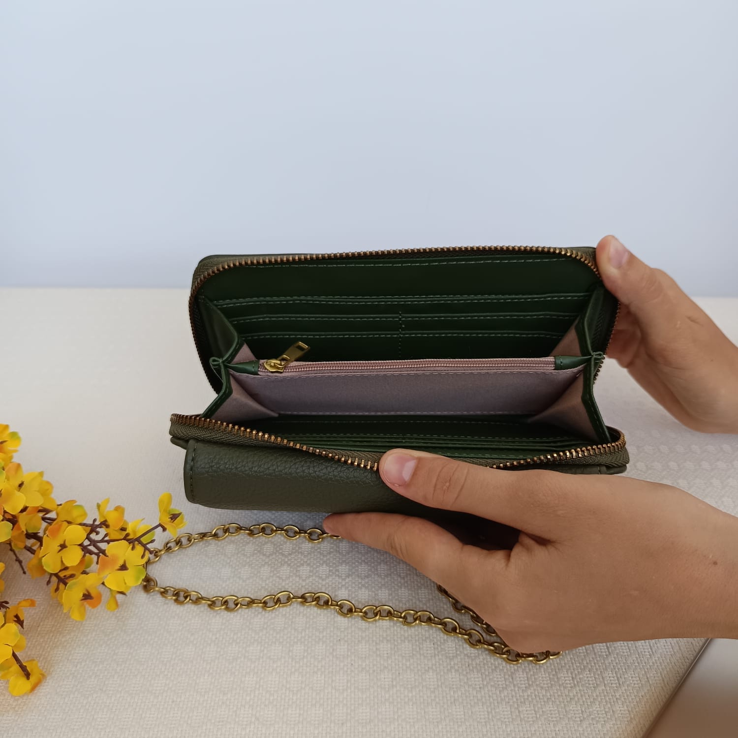 Bolso de polipiel verde oliva con cadena dorada y tarjetero interior - Imagen 3