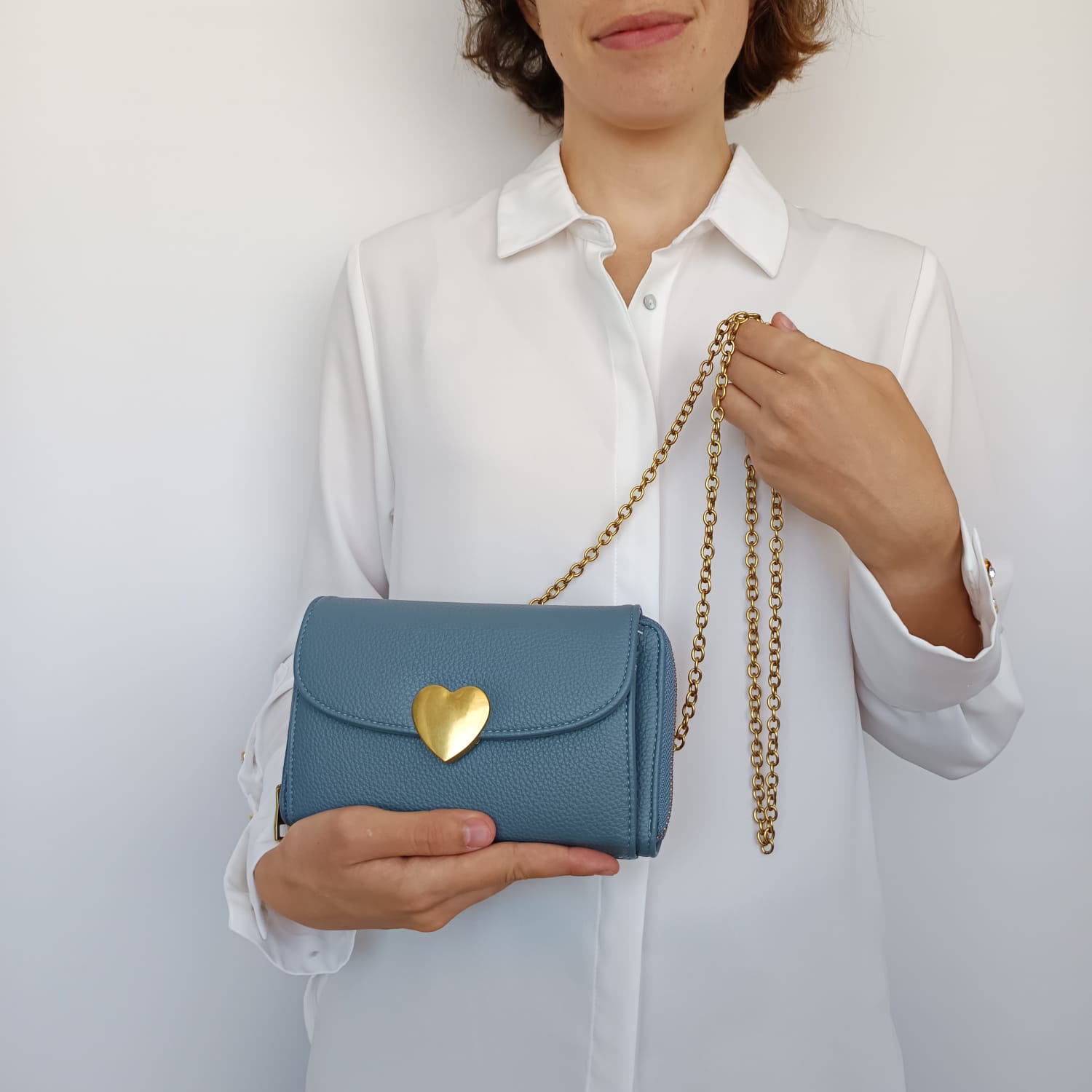 Bolso azul de polipiel con broche en la solapa y asa dorada - Imagen 5