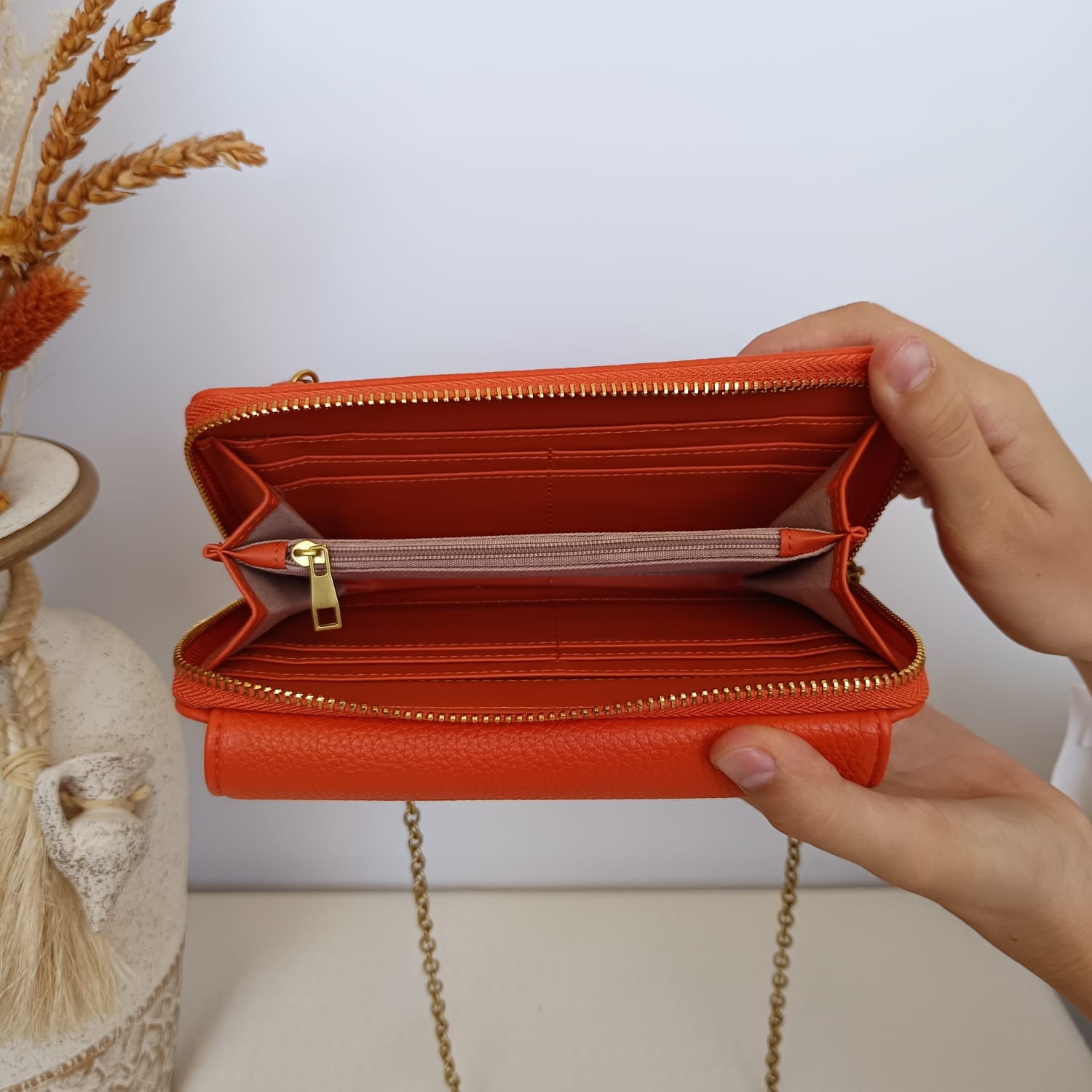 Bolso de polipiel naranja con broche dorado en la solapa y tarjetero - Imagen 7