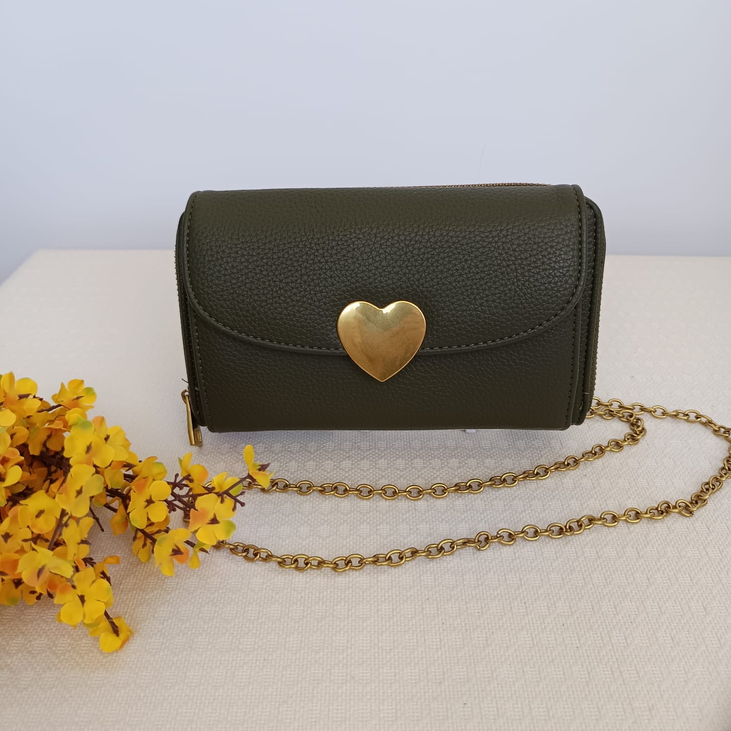Bolso de polipiel verde oliva con cadena dorada y tarjetero interior - Imagen 5
