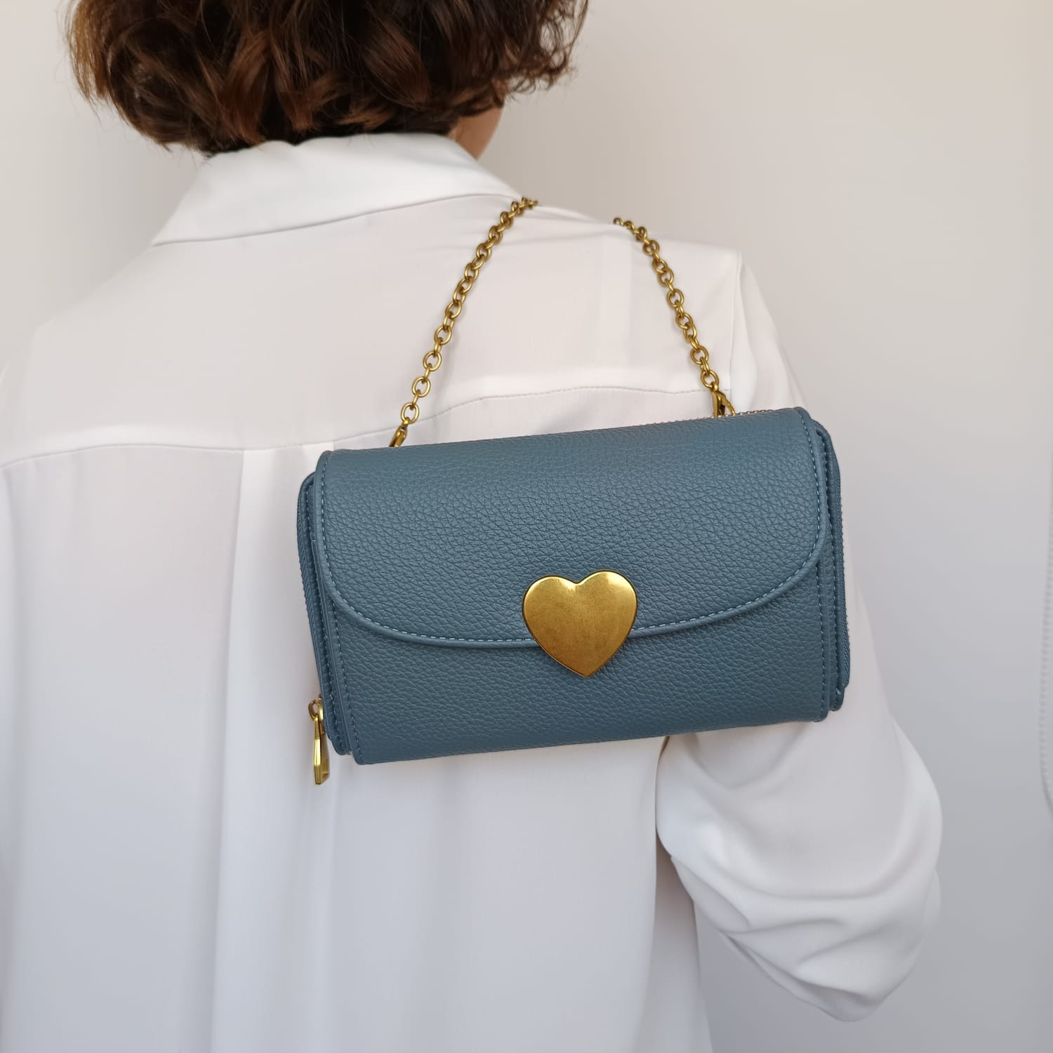 Bolso azul de polipiel con broche en la solapa y asa dorada - Imagen 6