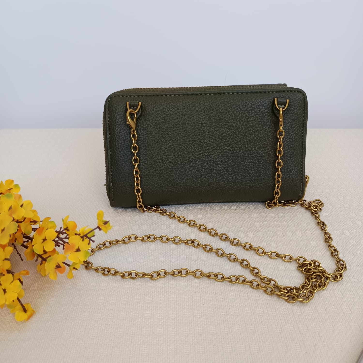 Bolso de polipiel verde oliva con cadena dorada y tarjetero interior - Imagen 4