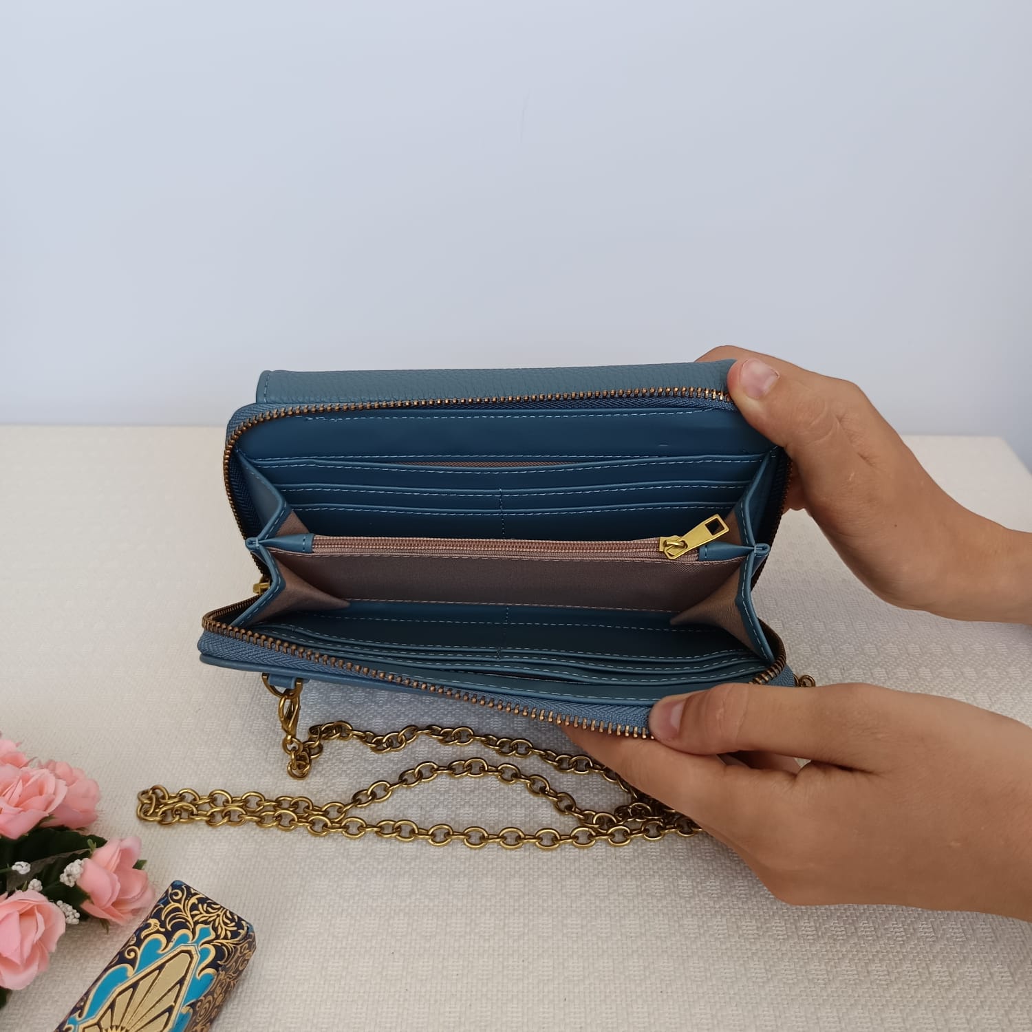Bolso azul de polipiel con broche en la solapa y asa dorada - Imagen 3