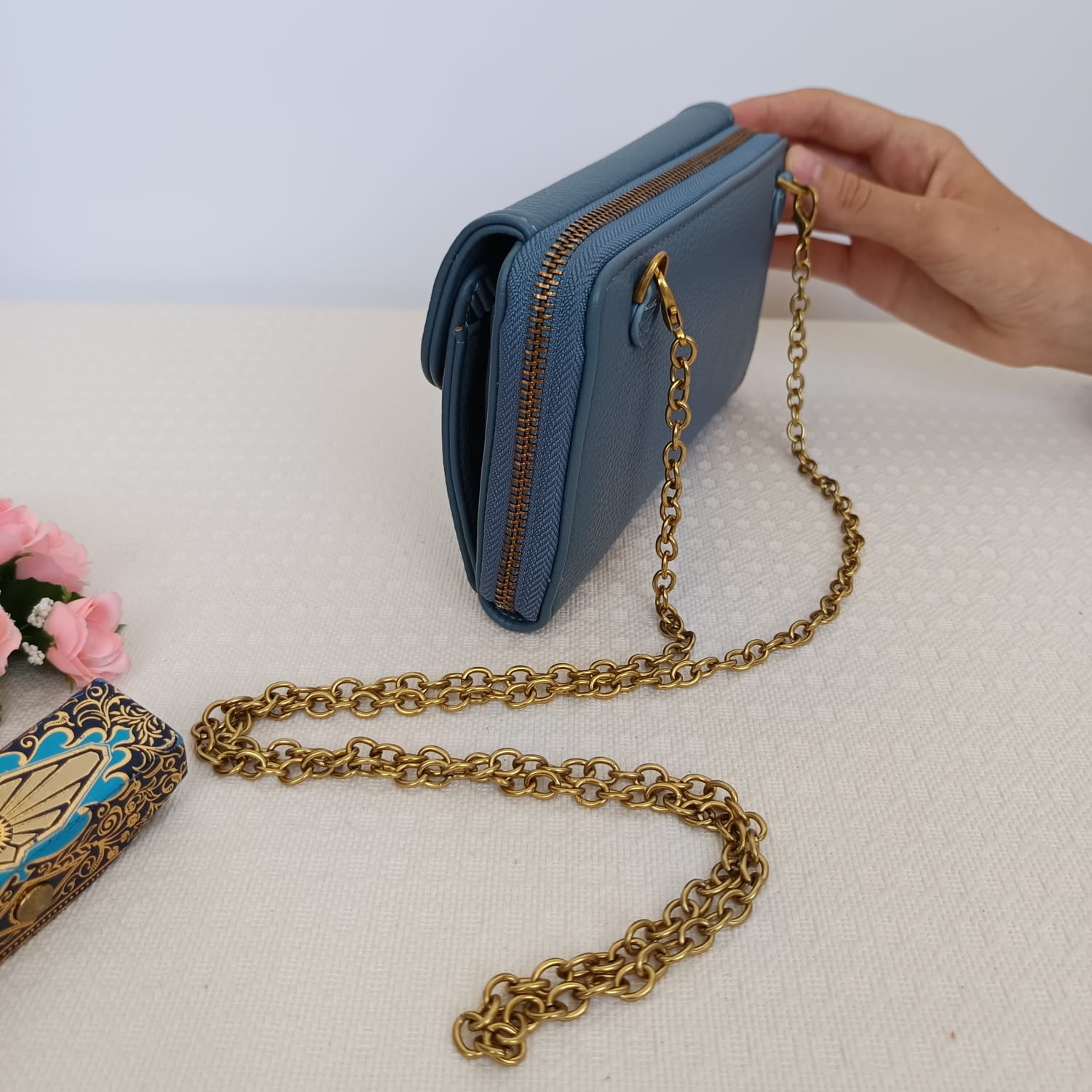 Bolso azul de polipiel con broche en la solapa y asa dorada - Imagen 7