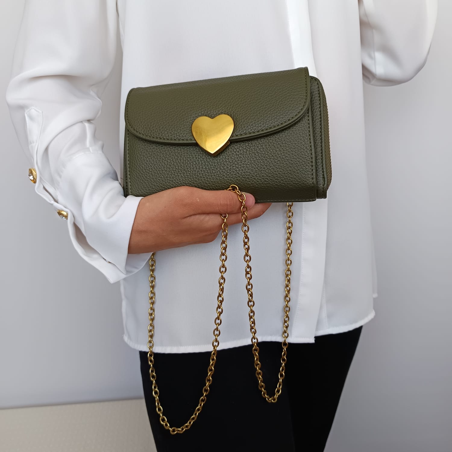 Bolso de polipiel verde oliva con cadena dorada y tarjetero interior - Imagen 7