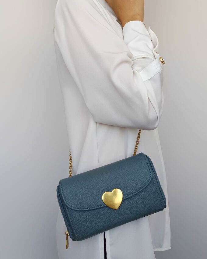 Bolso azul de polipiel con broche en la solapa y asa dorada