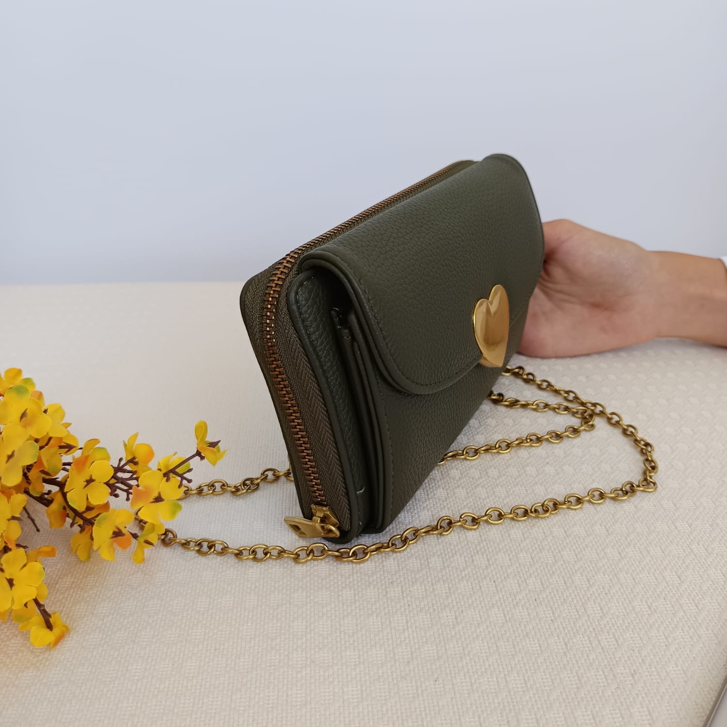 Bolso de polipiel verde oliva con cadena dorada y tarjetero interior - Imagen 8