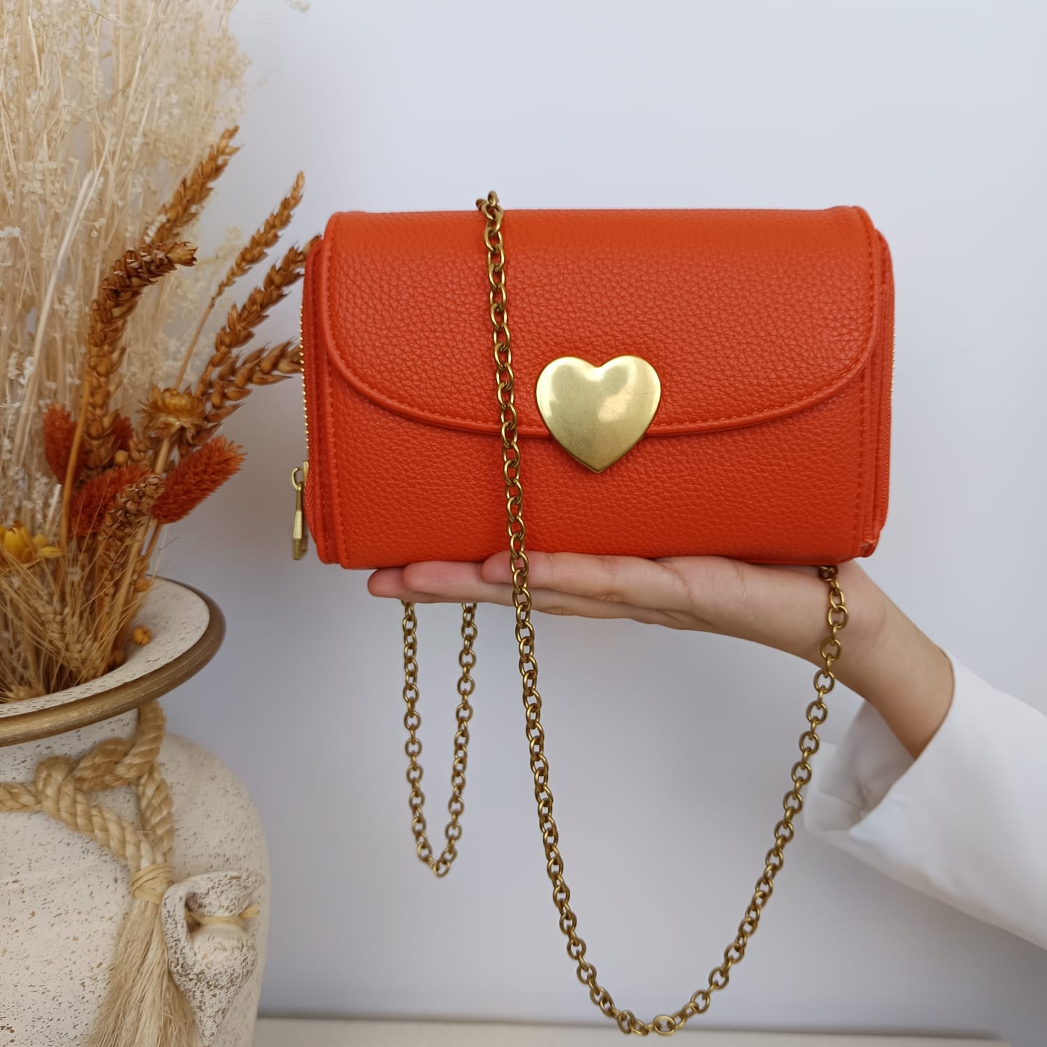 Bolso de polipiel naranja con broche dorado en la solapa y tarjetero - Imagen 4