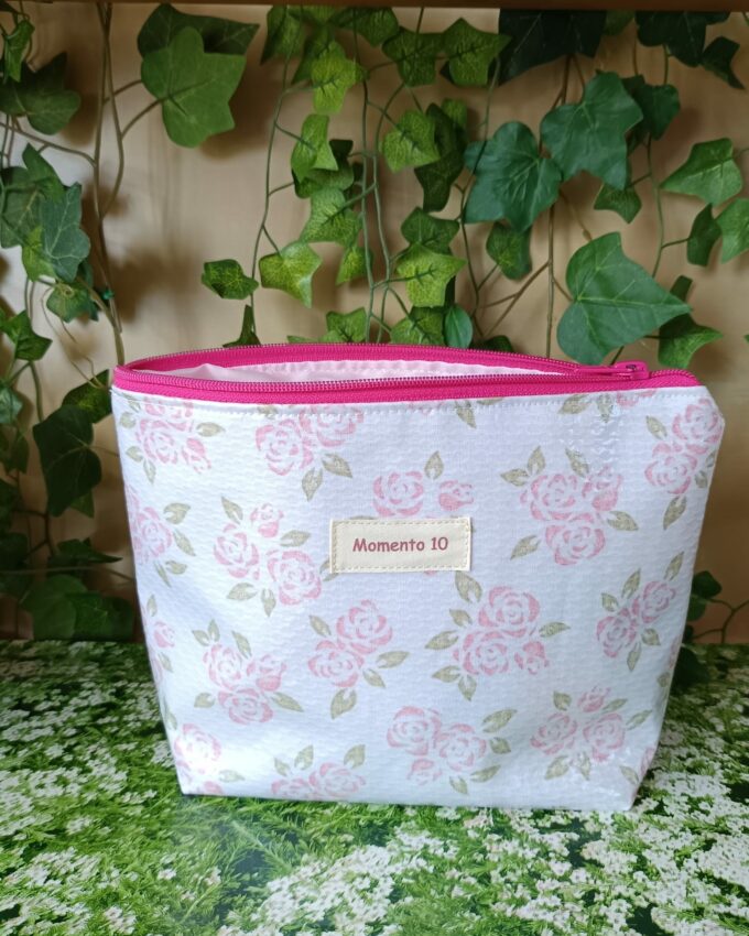 Neceser impermeable estampado con flores rosas