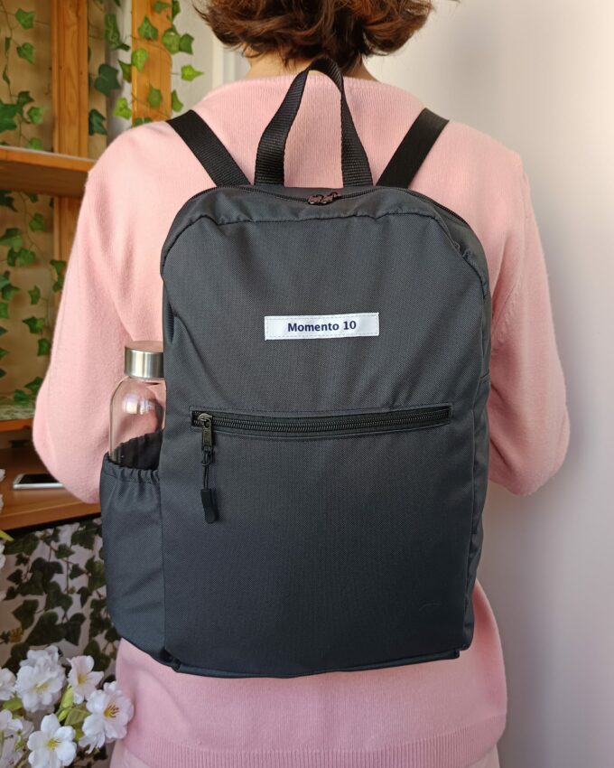 Mochila impermeable negra con bolsillo lateral para botella