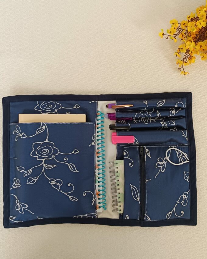 Portalibros azul marino con flores blancas