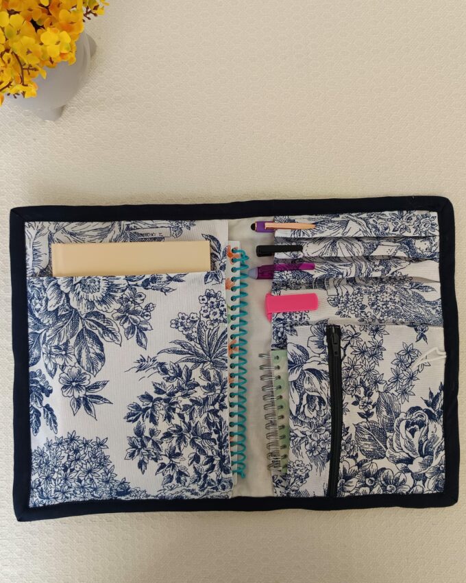 Portalibros Toile de Jouy azul marino con 9 compartimentos