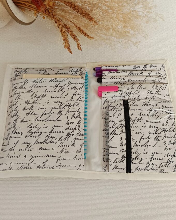 Portalibros de tela beige con escritura inglesa