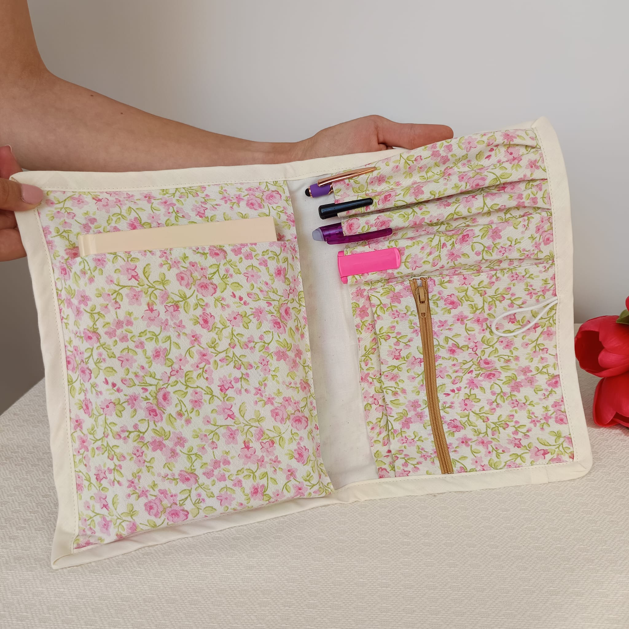 Portalibros floral rosa y beige con cierre de botón - Imagen 5