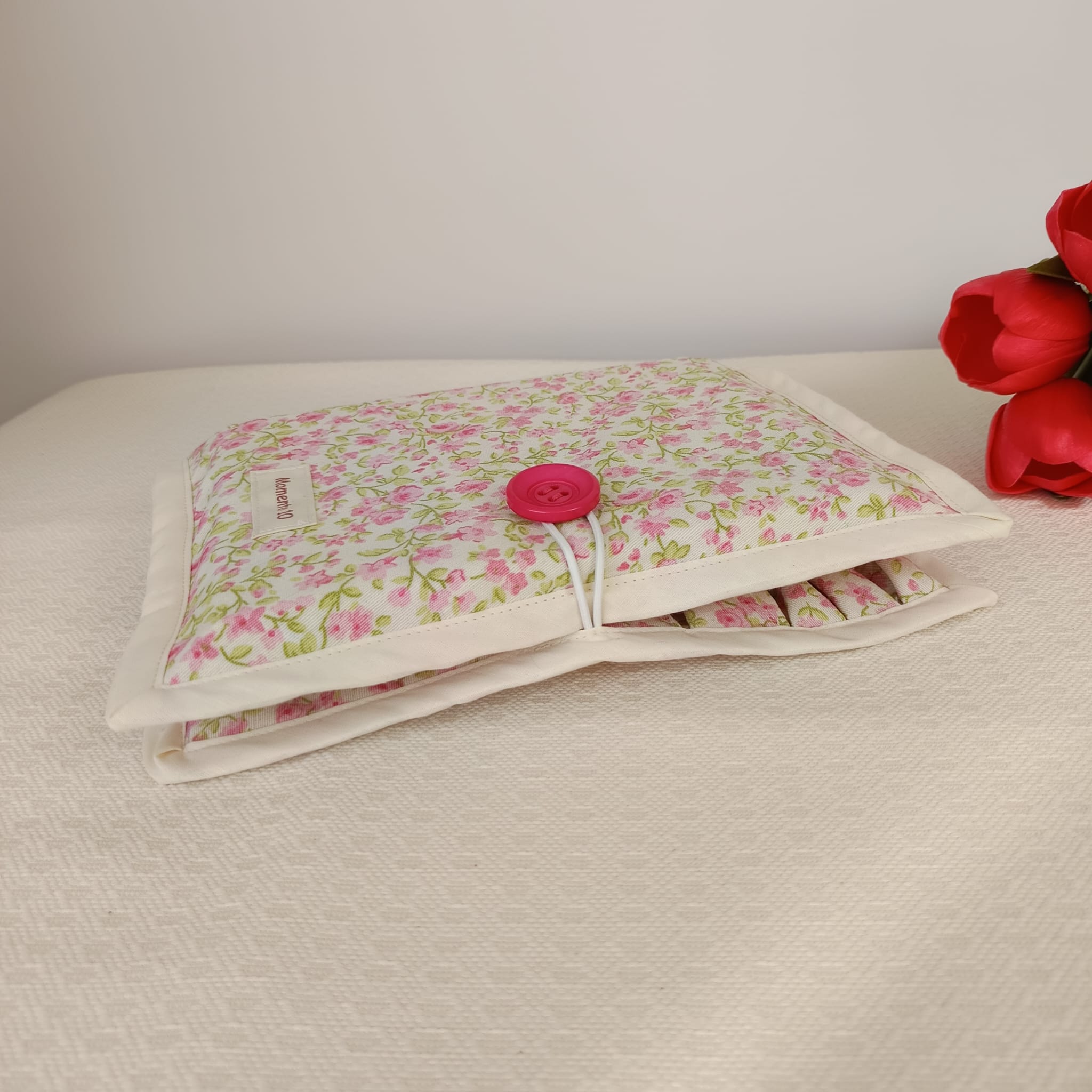 Portalibros floral rosa y beige con cierre de botón - Imagen 6