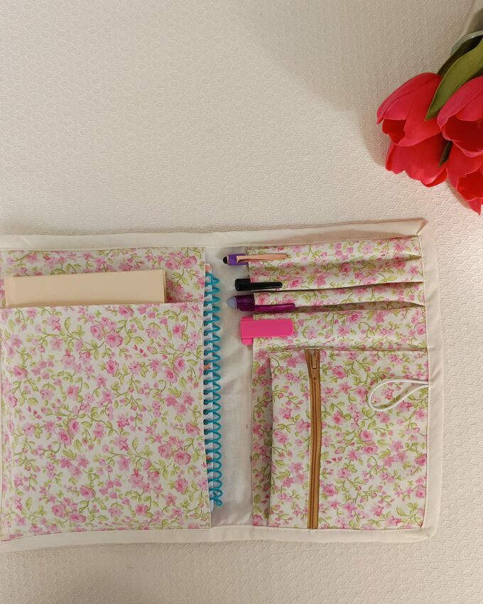 Portalibros floral rosa y beige con cierre de botón