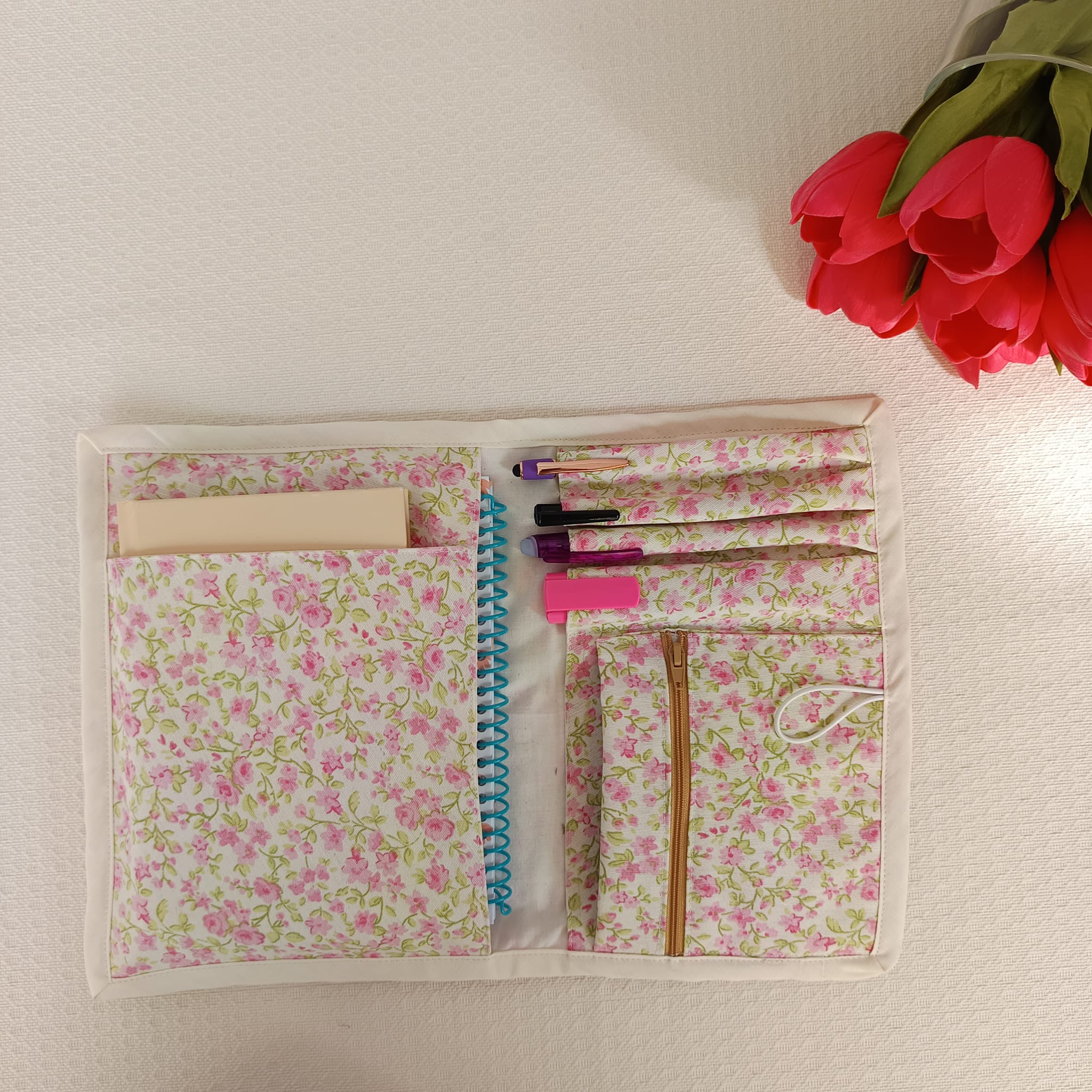 Portalibros floral rosa y beige con cierre de botón