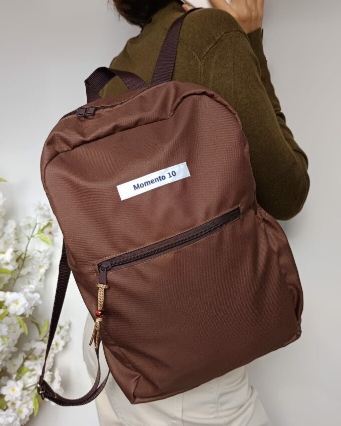 Mochila impermeable marrón con bolsillo lateral para botella