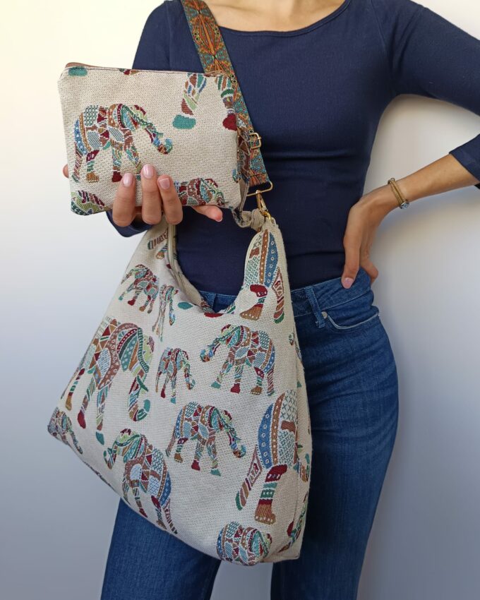 Bolso beige con diseño de elefantes y bolsito extraíble