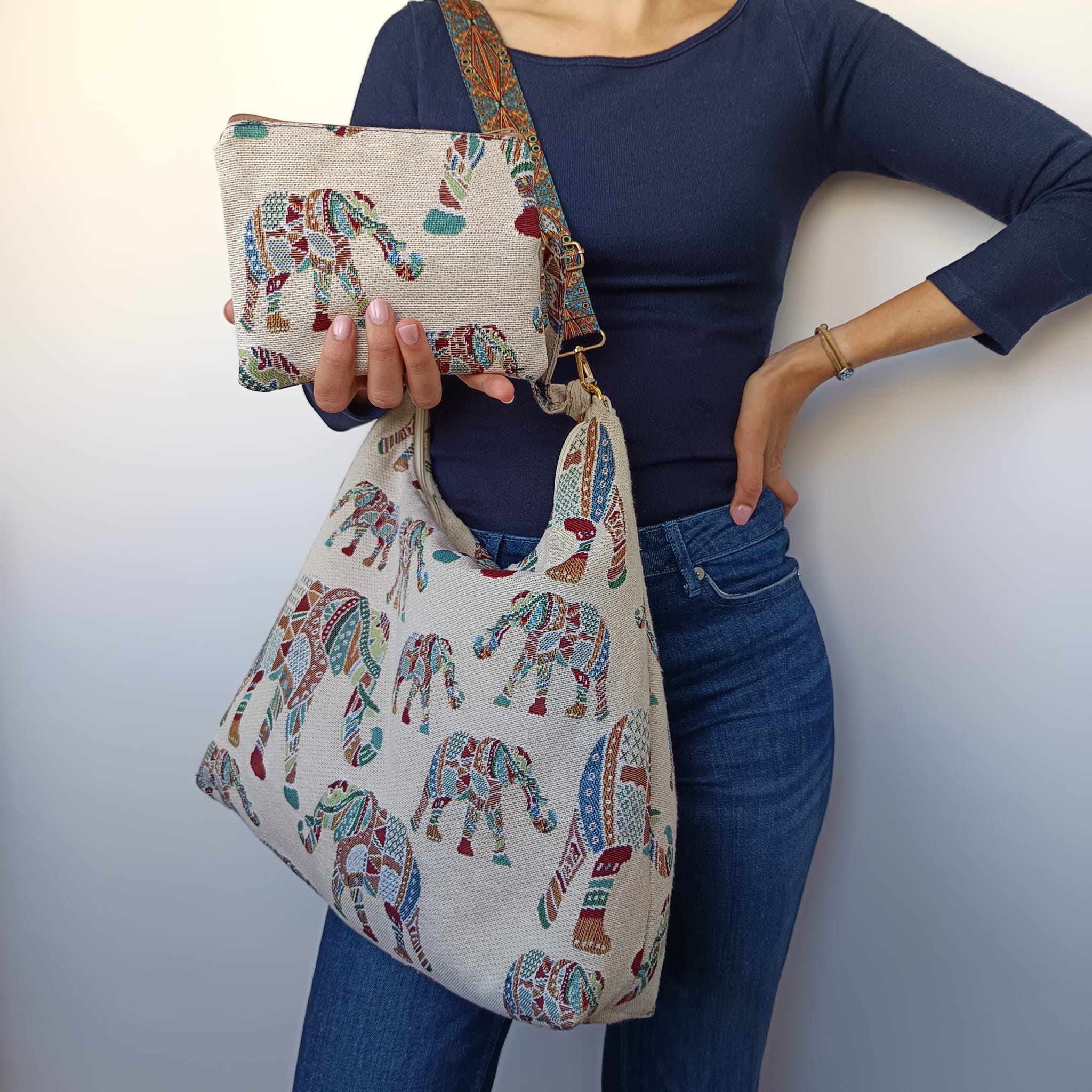 Bolso beige con diseño de elefantes y bolsito extraíble