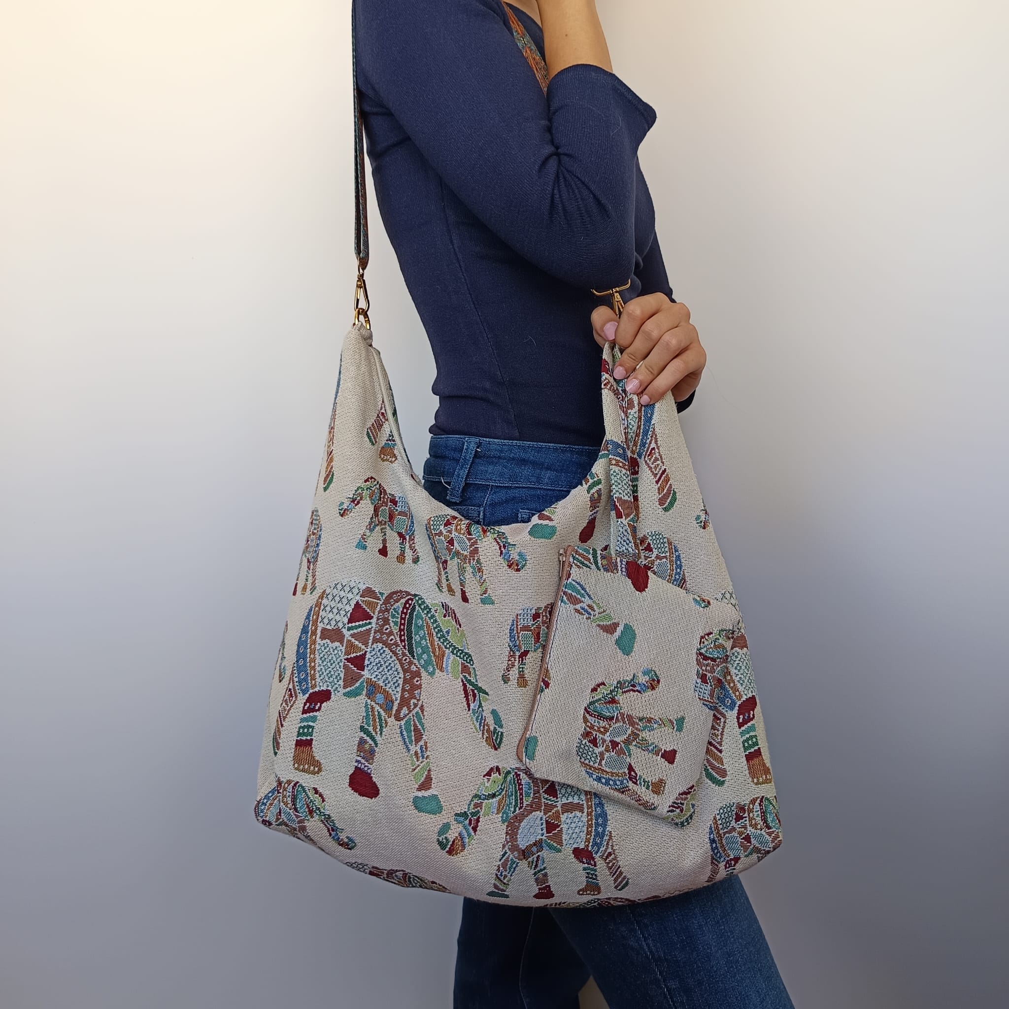 Bolso beige con diseño de elefantes y bolsito extraíble - Imagen 7