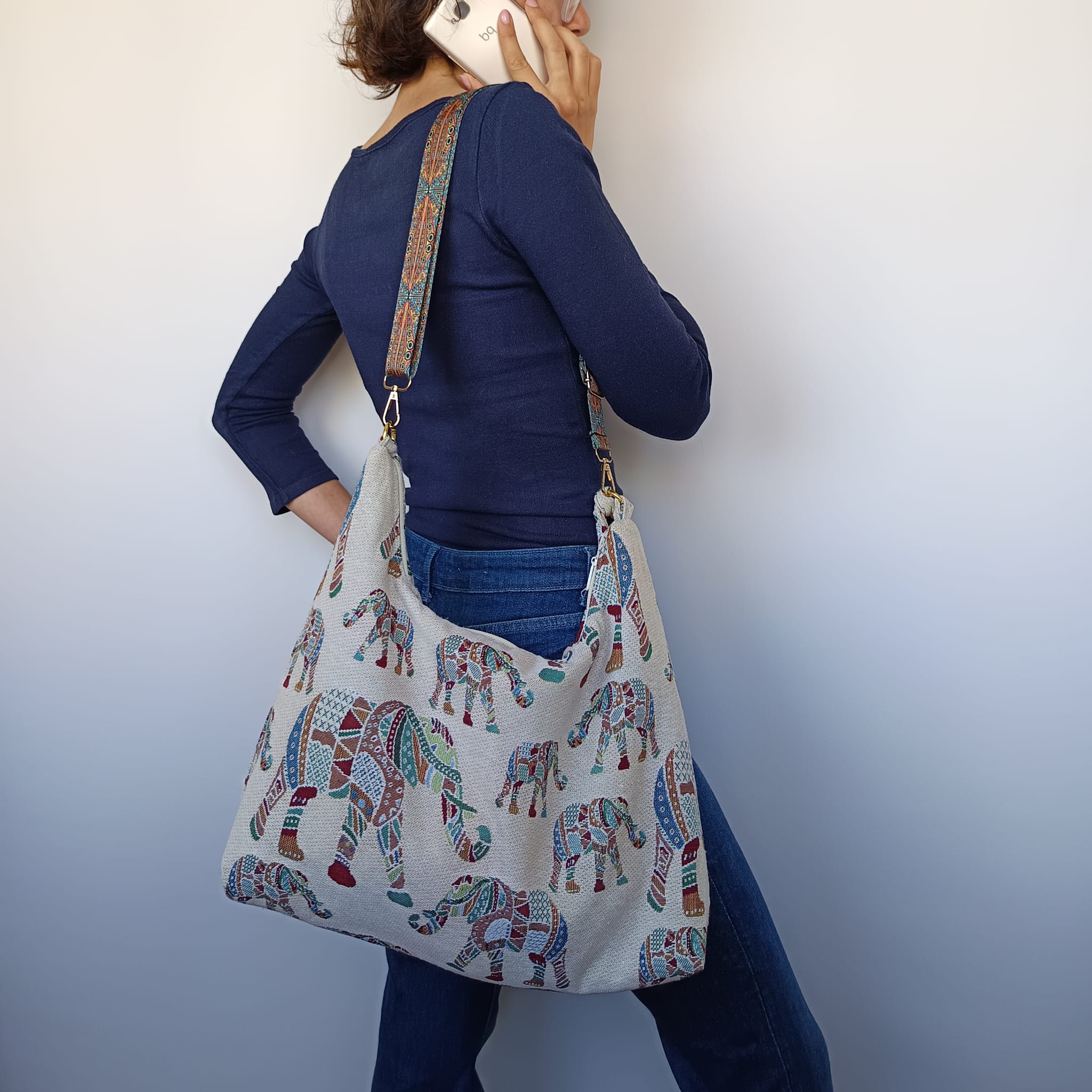 Bolso beige con diseño de elefantes y bolsito extraíble - Imagen 4
