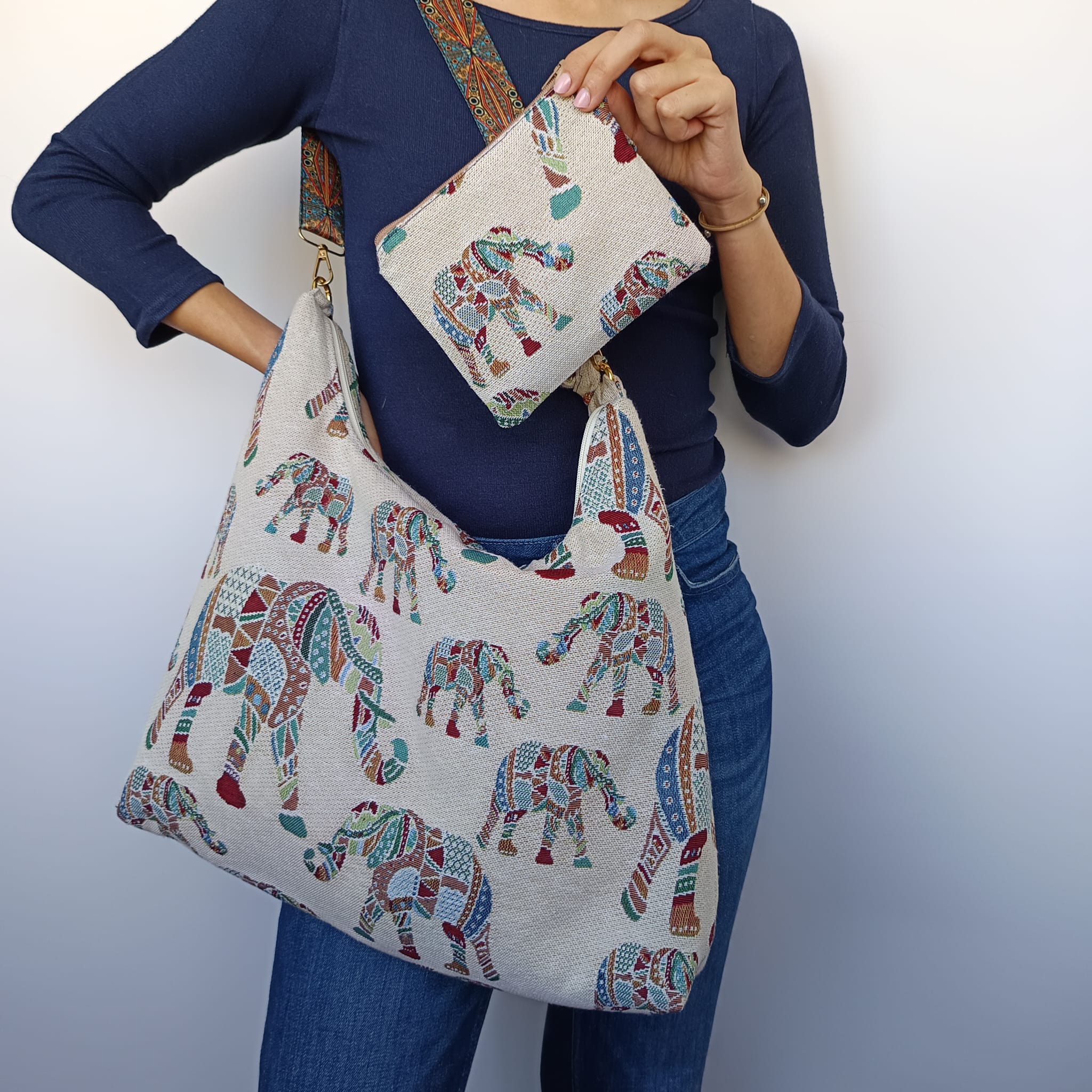 Bolso beige con diseño de elefantes y bolsito extraíble - Imagen 5