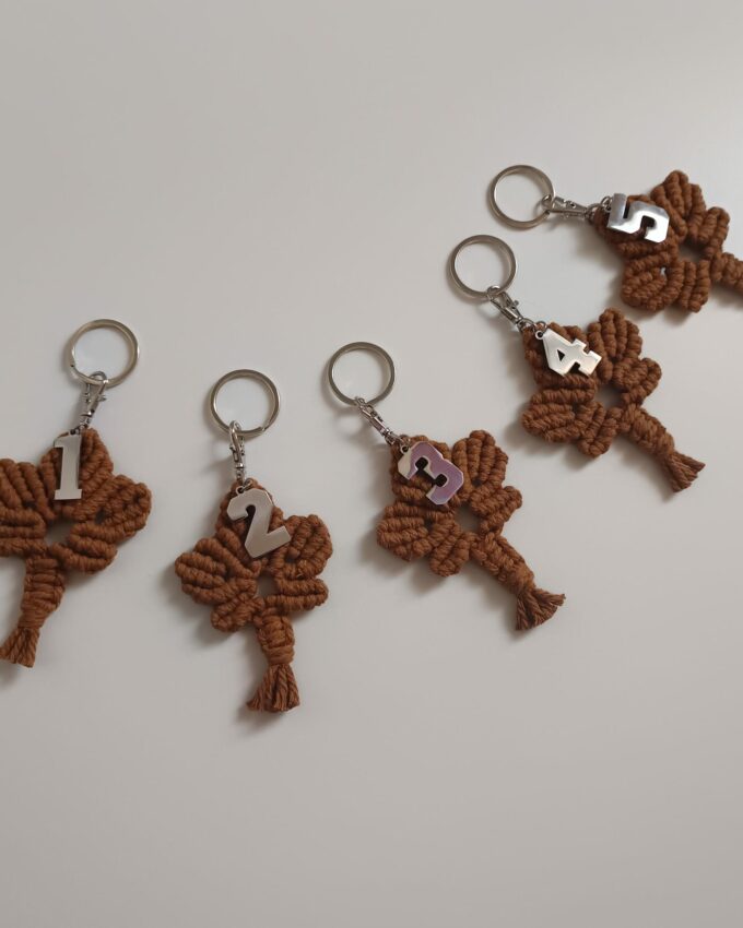 Llaveros de macramé con forma de hoja y números del 1 al 5