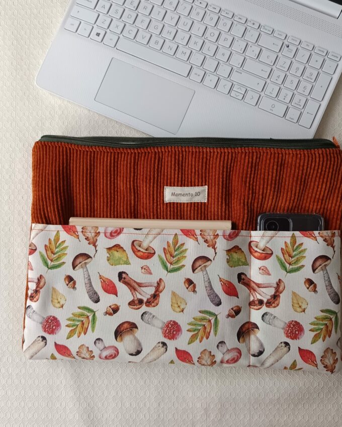 Funda de ordenador de pana Camel con bolsillos estampados