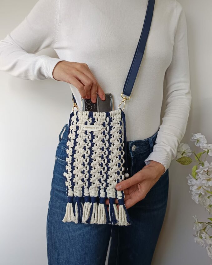 Porta móvil de macramé jaspeado beige y azul marino